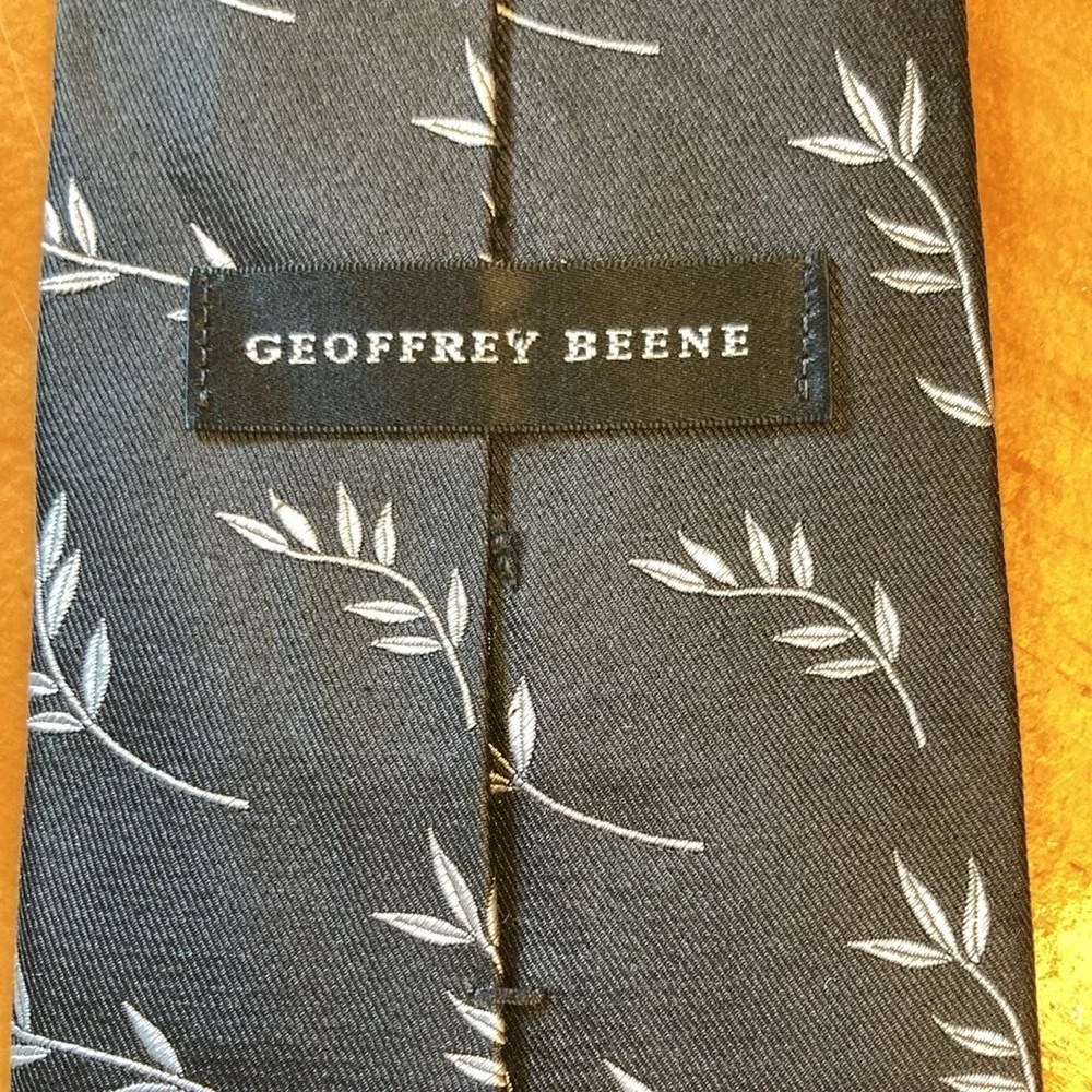 Geoffrey Beene Mens‎ Silk Tie Gray Silver Leaf Vine Pattern Formal Business Boho